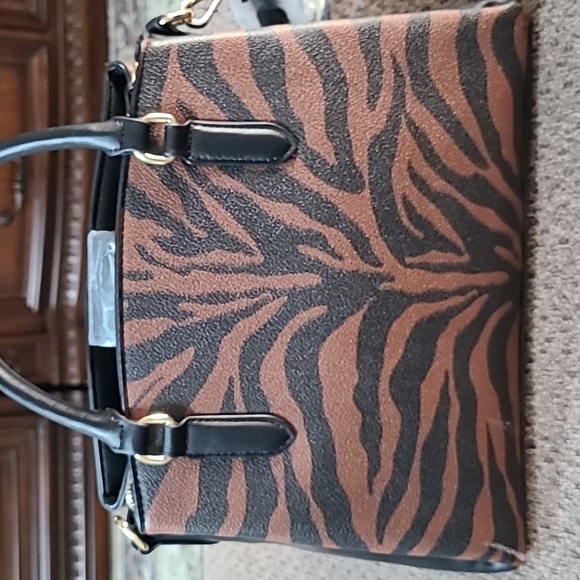 NINE WEST WOMEN'S BLACK AND SADDLE TAN PURSE - Picture 7 of 15